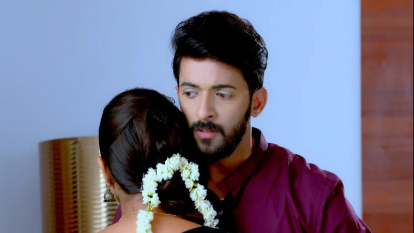 Paarvathi Hugs Aditya - Paaru