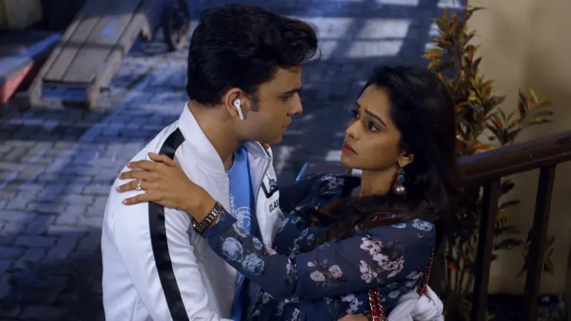 Pragya takes Abhi's hand - Kumkum Bhagya