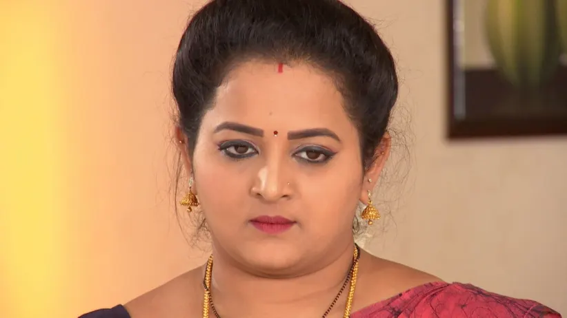 Nageshwari pretends to faint - Gundamma Katha