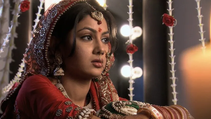 Pragya sees Abhi in Tanu's room - Kumkum Bhagya