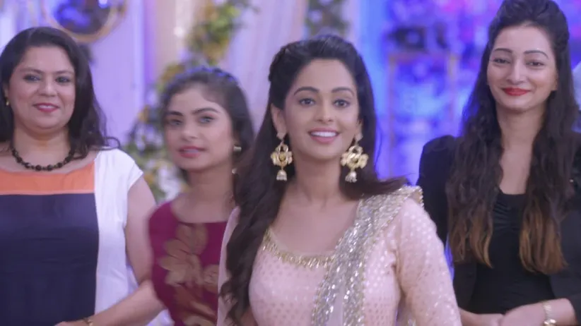 Prachi accepts Pragya’s award from Chief Minister - Kumkum Bhagya Highlights