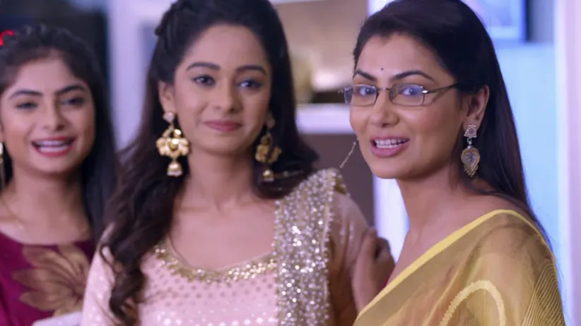 Prachi reaches home with Pragya's medal - Kumkum Bhagya Highlights