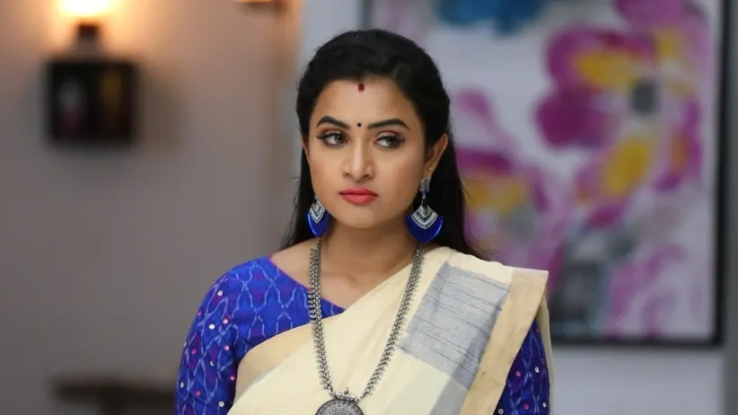 Shailaja walks into the house - Sembaruthi