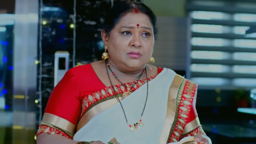 Amulya slaps the misbehaving men - Gattimela