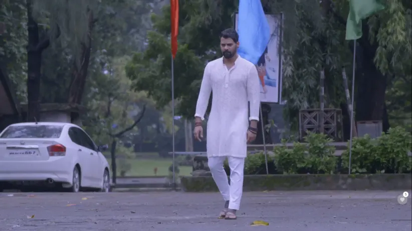Abhi spots Pragya - Kumkum Bhagya