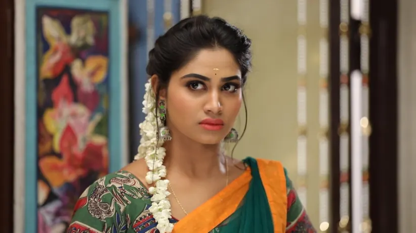 Abhirami’s phone goes missing - Rettai Roja