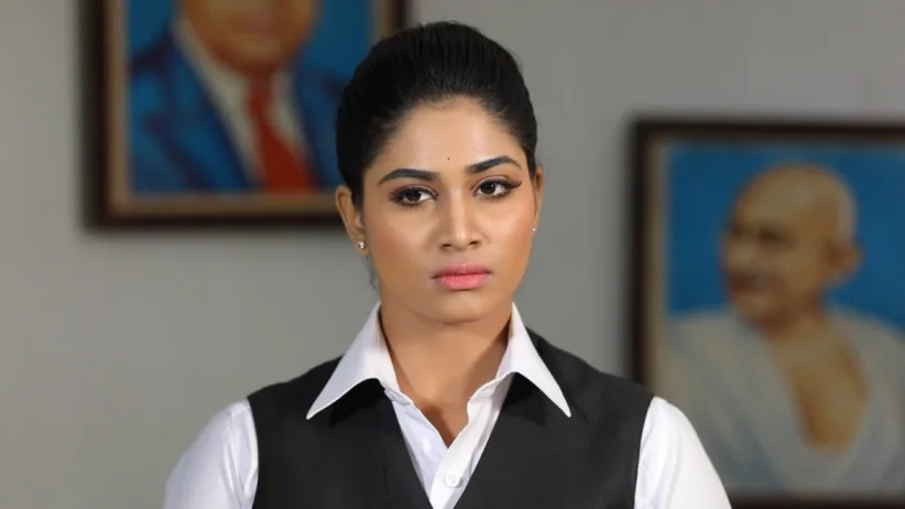 Anuradha hires Santosh - Rettai Roja