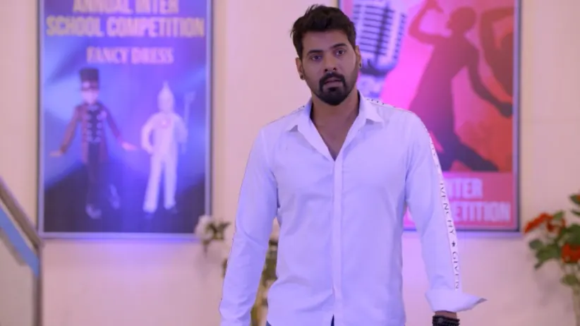 Abhi Gets Locked - Iniya Iru Malargal