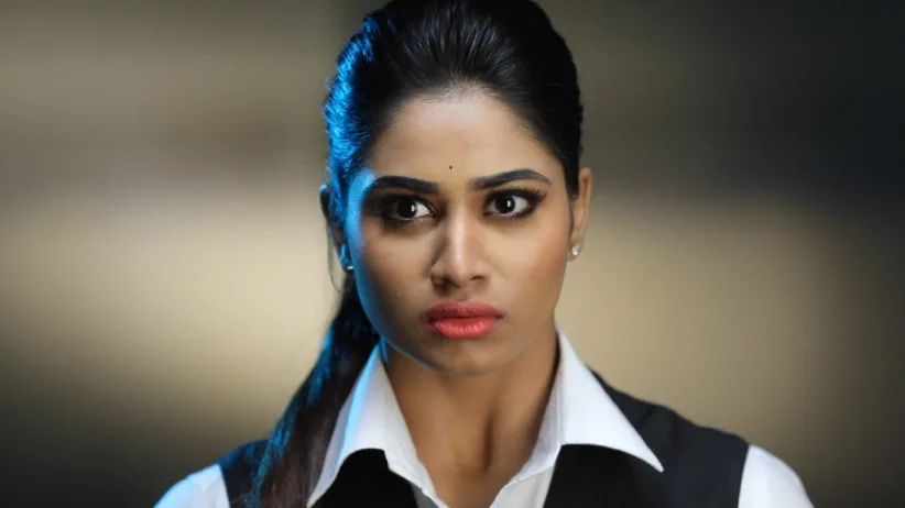Abhirami stitches a new shirt for Sanjeev - Rettai Roja