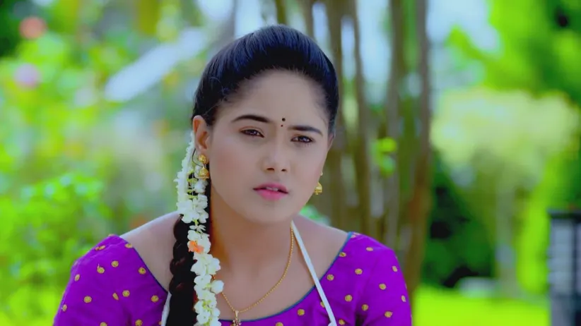 Paarvathi Feeds Aditya - Paaru