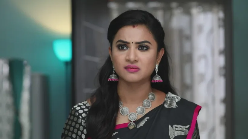 Akhila takes the file with the marriage certificate - Sembaruthi