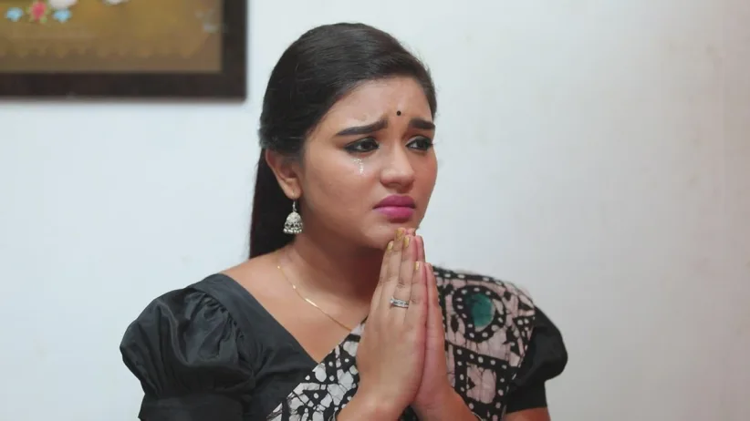 Akhila meets with an accident - Sembaruthi