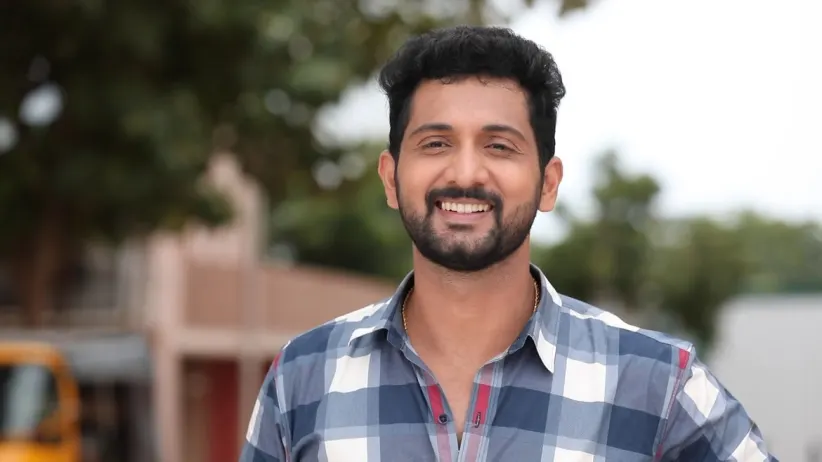 Sanjeev looks for Abhirami’s house - Rettai Roja