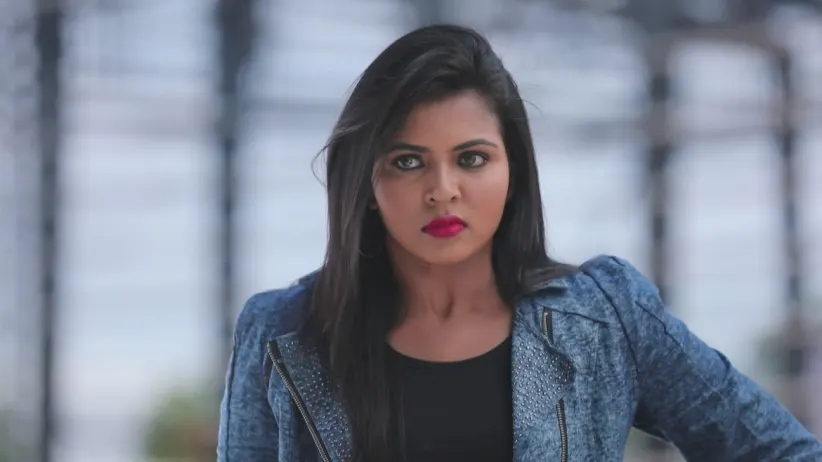 Adithya fights Nandini’s goons - Sembaruthi