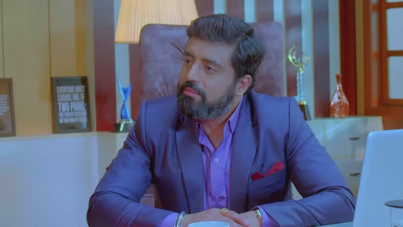 Aryavardhan learns about Anu getting fired - Jothe Jotheyali