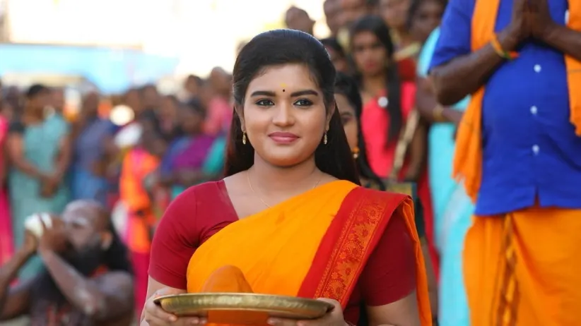 Aishwarya and Mithra enter the pond - Sembaruthi