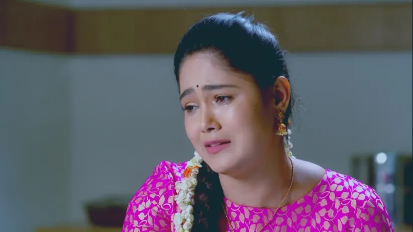 Anushka Hires Goons to Kill Aditya - Paaru
