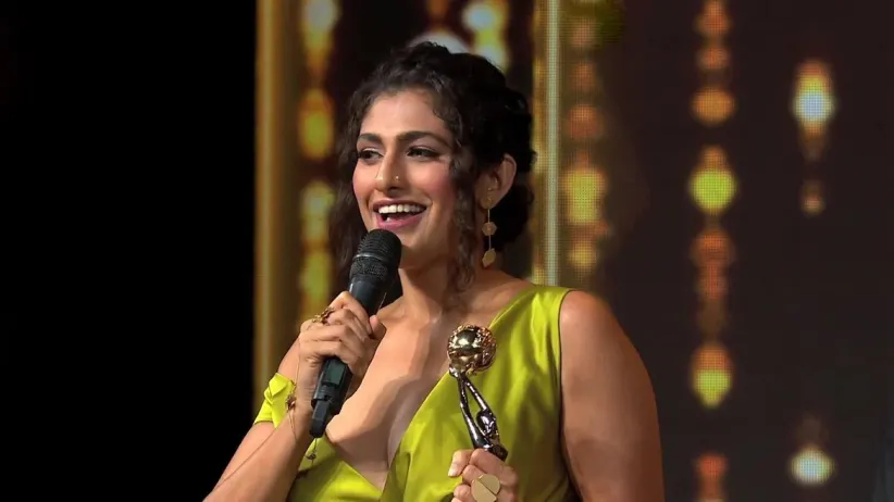 Kubra Sait wins OTT Best Female Actor in Negative Role – Gold Awards 2019