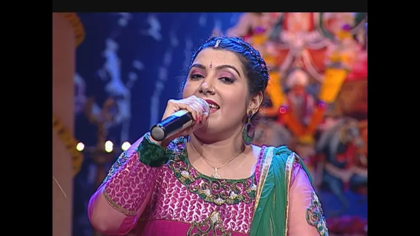 Singers perform to encourage the devotees - Pawan Chhath