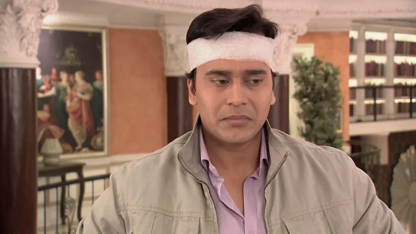 Abhi tries to manipulate Pragya - Kumkum Bhagya