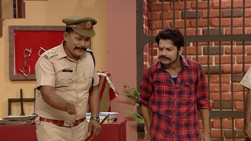 The police officer beats up Gujana - Mr Nonsense S3