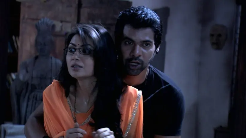 Abhi and Pragya get scared in the haunted house - Kumkum Bhagya