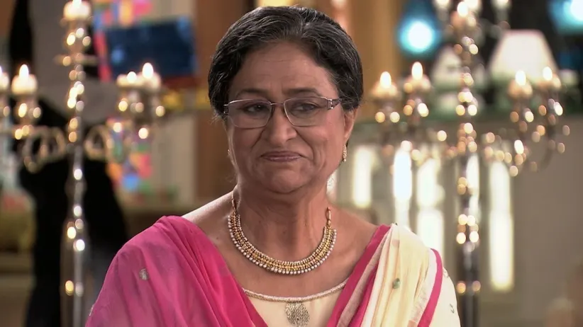 Aliya rebukes Bulbul for bumping into Purab - Kumkum Bhagya
