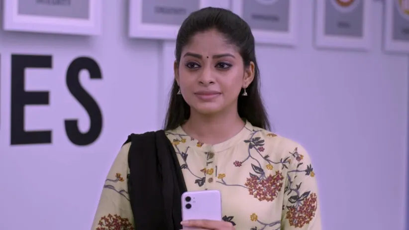 Anu loses her job - Neethane Enthan Ponvasantham