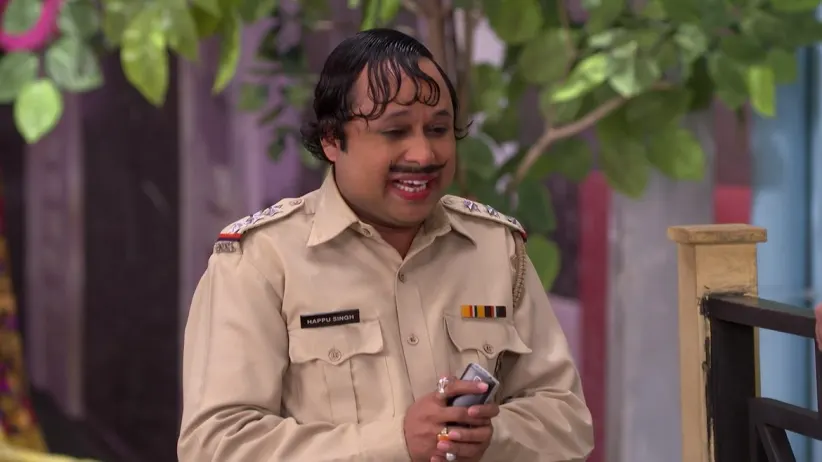 Teeka and Malkhan harass Masterji to learn manners - Bhabi Ji Ghar Par Hai