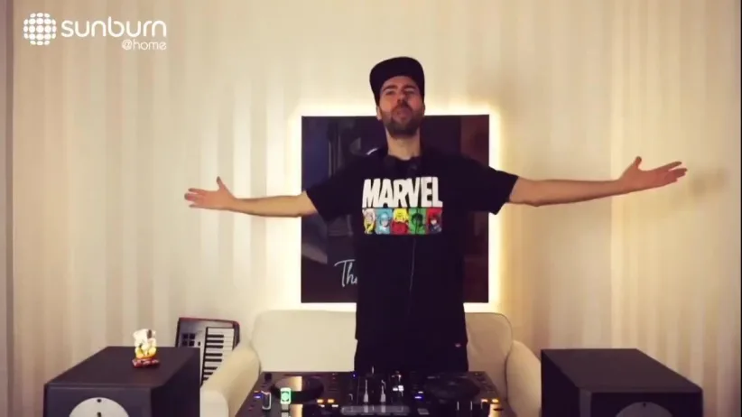 Mark Sixma | Sunburn at Home
