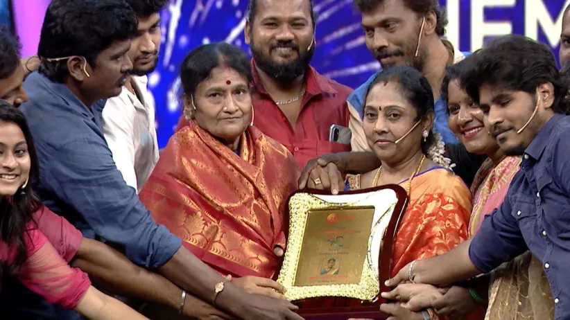 A dubbing artist is felicitated - Voice - Special