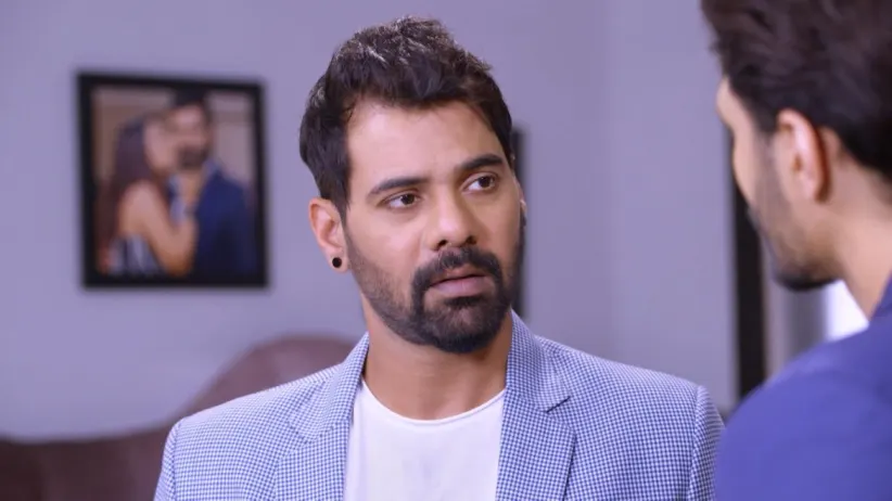 Abhi Tells Purab about His Argument with Pragya - Iniya Iru Malargal