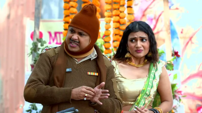 The family asks Happu to bring his lover - Happu Ki Ultan Paltan