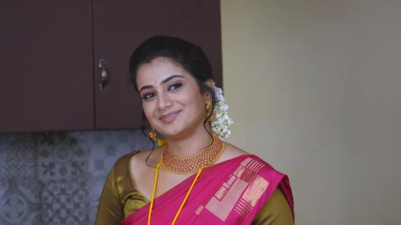 Trivenkitam Gifts Ornaments To Pavithra