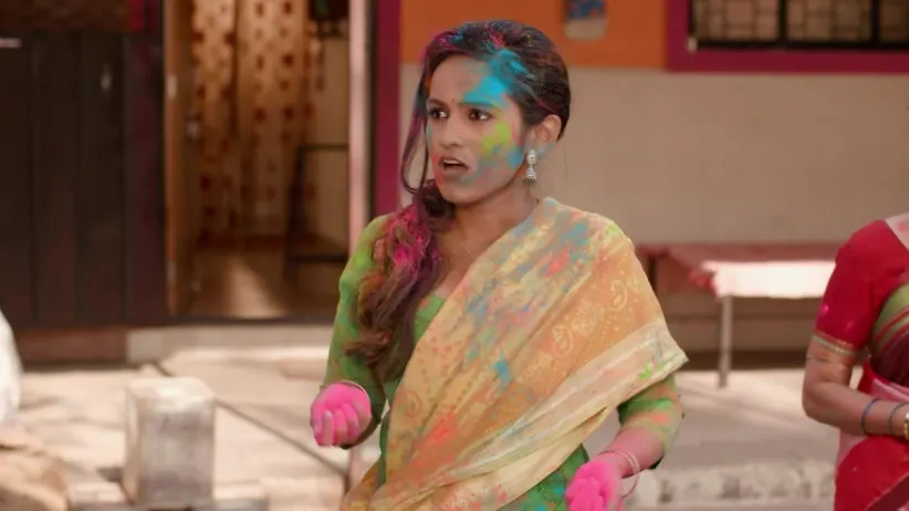 Everyone Smears Sheetal with Colour | Lagira Jhala Ji