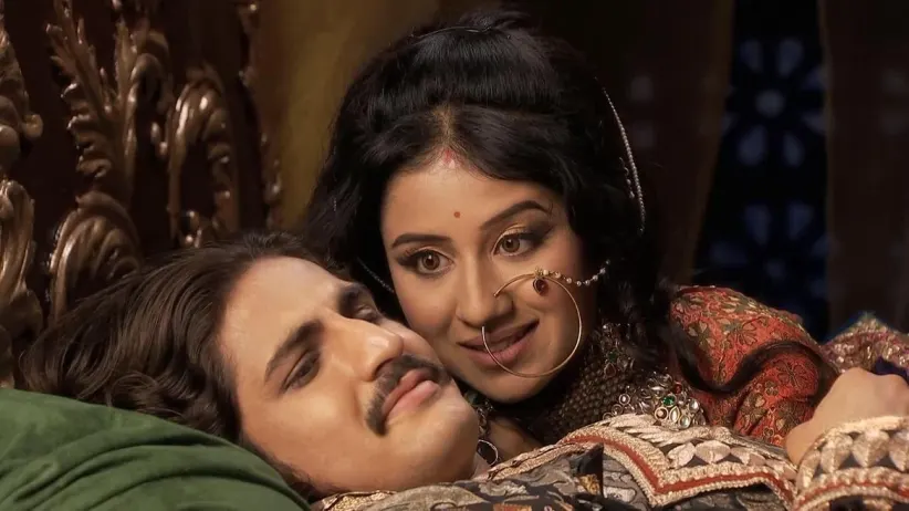 Ruqaiya sees Jodha in Jalal’s arms - Jodha Akbar