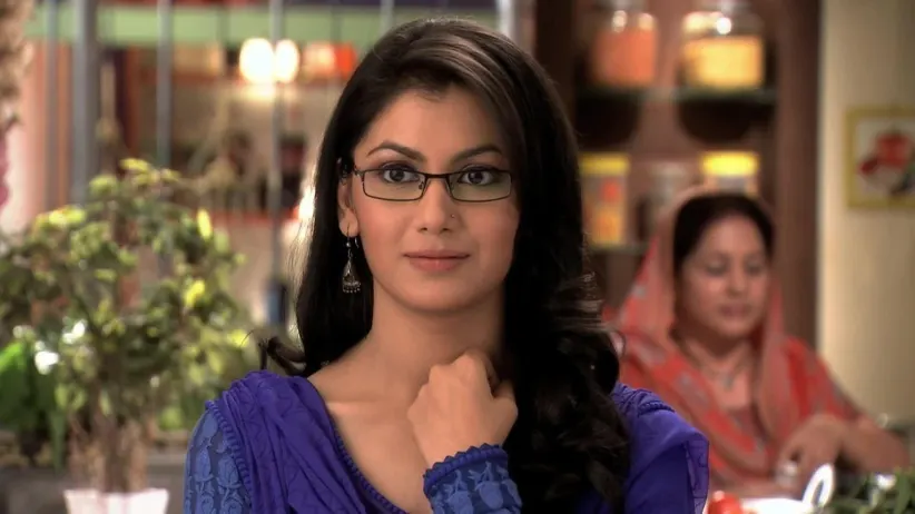 Suresh saves Bulbul from Neil's clutches - Kumkum Bhagya