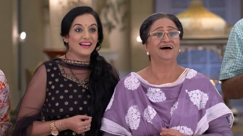 Abhi gifts Pragya a dress - Kumkum Bhagya