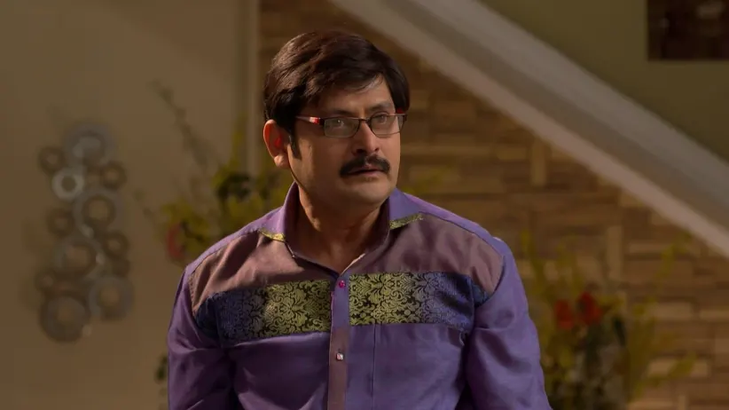 Angoori beats Vibhuti for holding Manmohan hostage - Bhabi Ji Ghar Par Hai