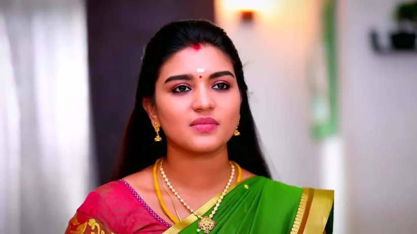 Akhila Gives a Gift to Parvathy