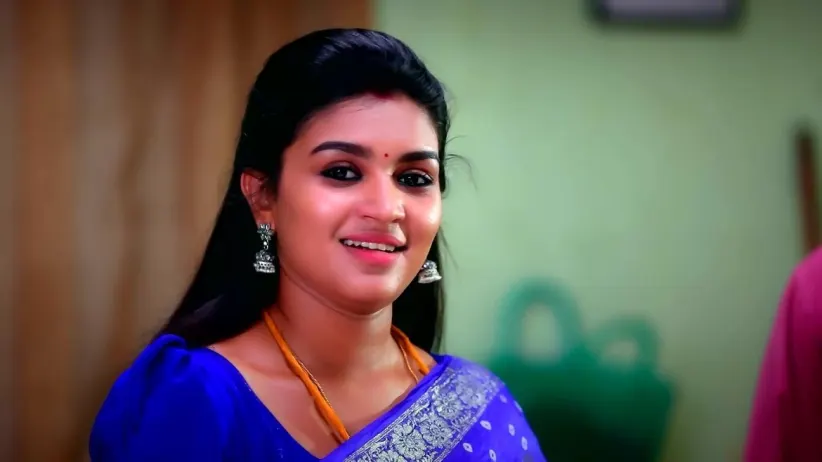 Nilambari's Goon Spies on Parvathy