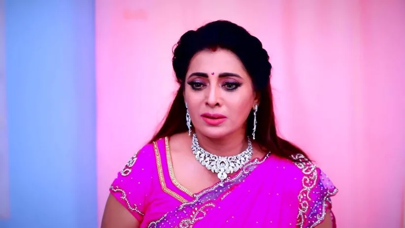 Parvathy's Injury Worries Akhila