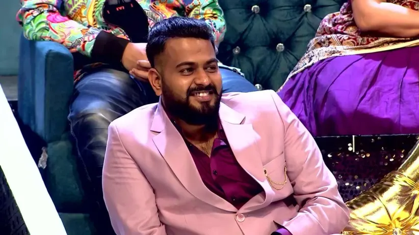 Sreemukhi's Fan Surprises Her
