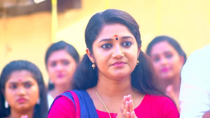 Gayathriamma Gives Sandra a Few Tasks