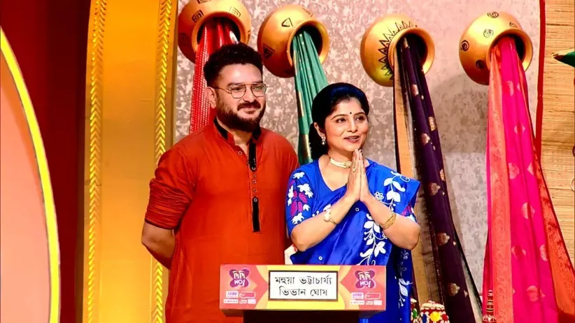 TV Stars Arrive with Their Mothers