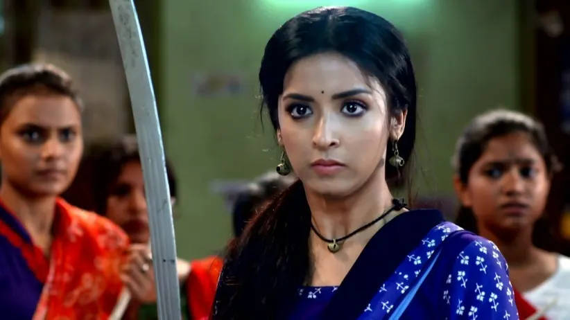 Roopa Brings Goons to Sabitri’s House