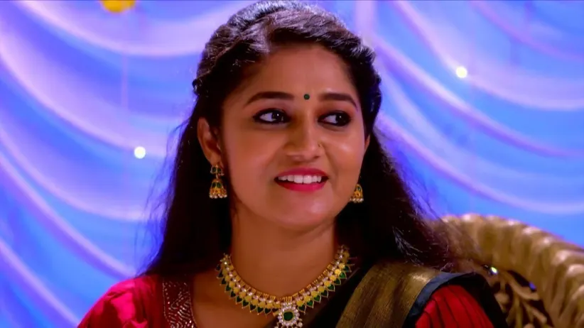 Ravi Varman Applies Henna to Sreelakshmi