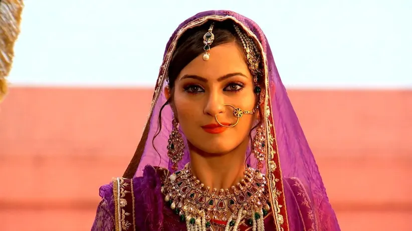 Jalaal Saves Jodha from Drowning