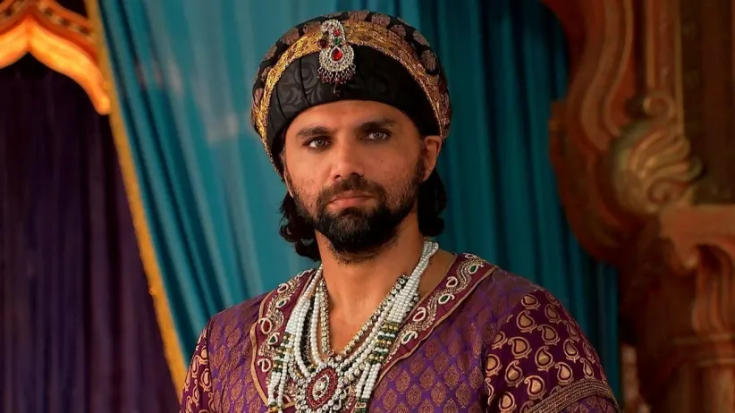 Jalaal and Jodha Eat from the Same Plate