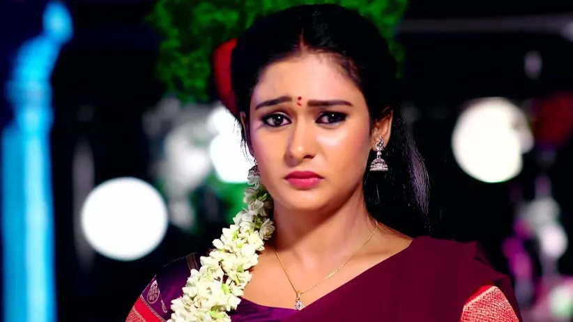 Samrat Chastises Meenakshi